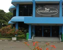 The park is home to educational institutes like Jakarta Planetarium, the HB Jassin Literary Documentation Center, and the Jakarta Arts Institute. That